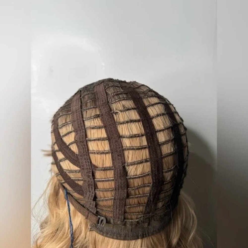 Stylish Ombre Brown Wavy Short Wig with Bangs - Natural Look - Picture 8 of 8